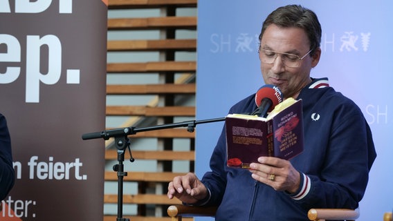 Rocko Schamoni liest aus seinem Buch "Der Jaeger und sein Meister" zu Gast auf der Bühne von dem Literaturpodcast eat.READ.sleep in Berlin © NDR Foto: Torsten Heitmann
