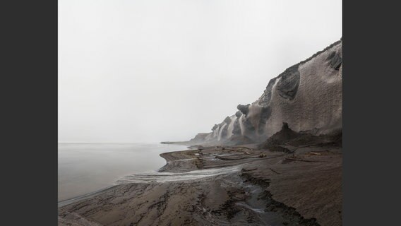 Olaf Otto Becker: Permafrost cliff Sobo Island © Olaf Otto Becker / Hatje Cantz Verlag 