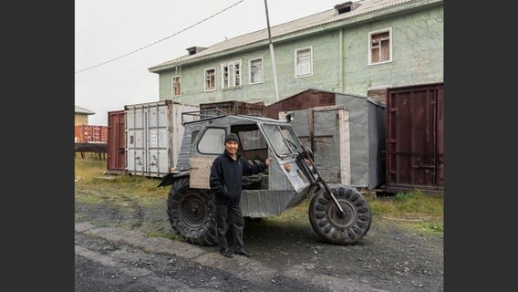 Olaf Otto Becker: Oleg with his selfmade car © Olaf Otto Becker / Hatje Cantz Verlag 