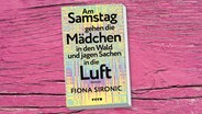 Das Cover von "Am Samstag gehen die Mädchen in den Wald und jagen Sachen in die Luft" © Ecco Verlag 