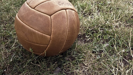 Antik anmutender Fussball © fotolia.com Foto: Eduard WarkentinPortfolio