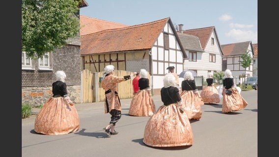 Bild aus dem Buch "Stadt Land Dorf Betrachtungen zwischen Rollrasen und Heuballen" © Knesebeck Verlag 