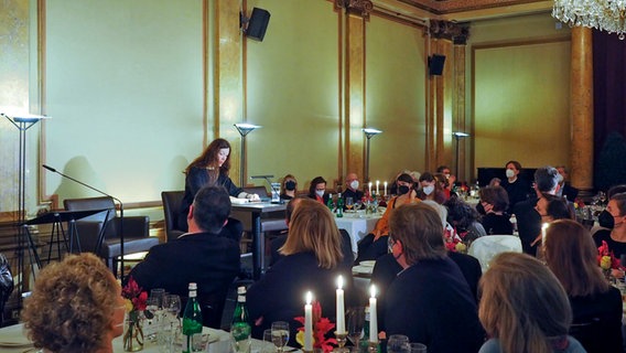 Die Autorin Stefanie vor Schulte liest aus ihrem Debütroman im Literaturhaus Hamburg bei der Verleihung des Mara-Cassens-Preises im Januar 2022 © Literaturhaus Hamburg e.V. 