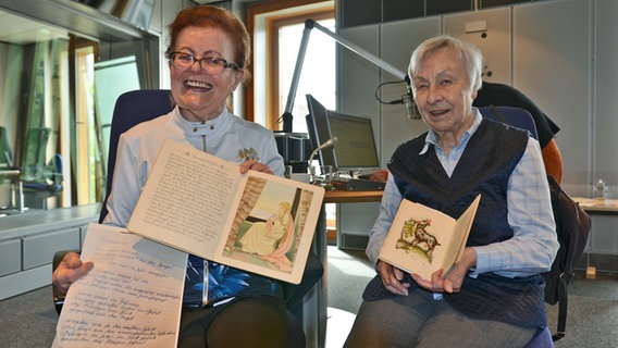 Marlen Klotz (links) und Renate Ehmke von der Sütterlin-Stube Hamburg zu Gast bei NDR Kultur © NDR Foto: Patricia Batlle