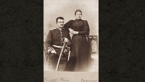 Rudolf Tarnow und seine Verlobte Erna Bruns 1893 im Parchimer Fotoatelier. © Fritz-Reuter-Literaturmuseum Stavenhagen 