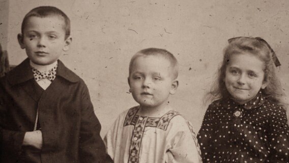 Die Kinder Walter, Rudi und Elsbeth Tarnow um 1904. © Fritz-Reuter-Literaturmuseum Stavenhagen 