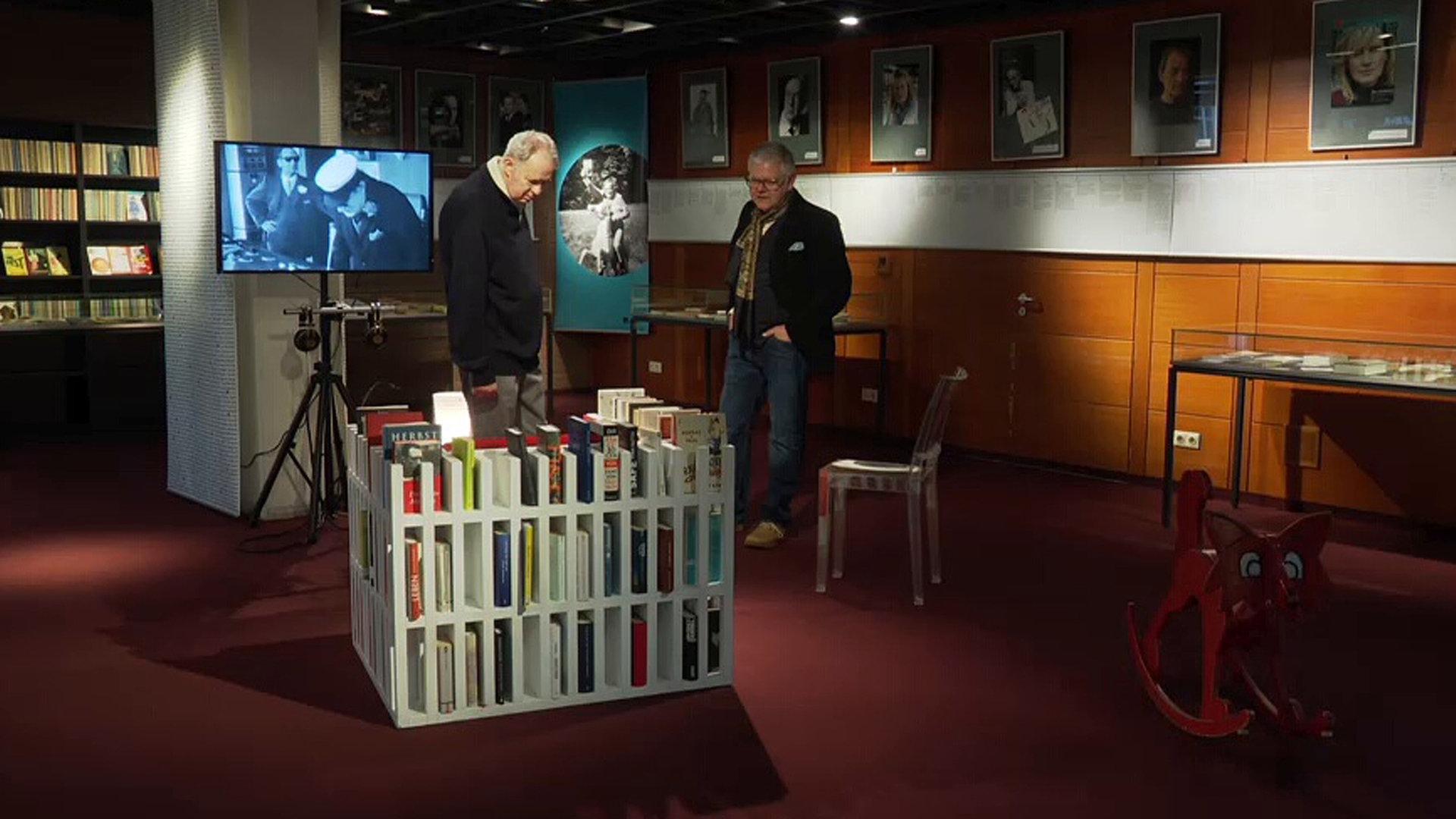 Die Kuratoren Michael Töteberg und Martin Setzke gehen durch die Ausstellung "Tausend Augen" Die Kuratoren Michael Töteberg und Martin Setzke gehen durch die Ausstellung "Tausend Augen" © NDR.de