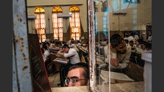 Ponevezh Yeshiva Schule © Jan Windszus / mare Verlag 