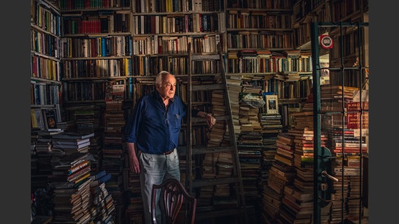 Cornel Pollak in seiner Buchhandlung © Jan Windszus / mare Verlag 