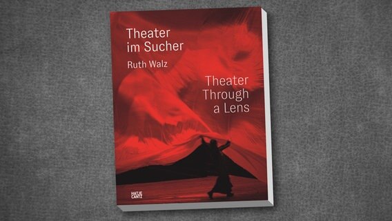 Ruth Walz: "Theater im Sucher" (Cover) © Ruth Walz / Hatje Cantz Verlag 