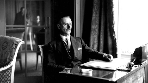 Thomas Mann sitzt an einem Schreibtisch. © IMAGO / United Archives International 