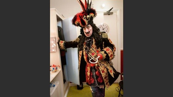 Simon Callow im Kostüm für seine Rolle in "Peter Pan" © Salz und Silber Verlag Foto: Simon Annand