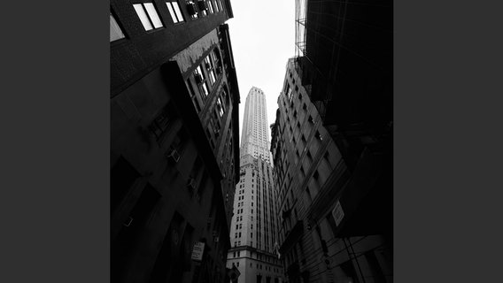 Foto aus dem Bildband "City Visions": Blick von unten auf Wolkenkratzer © Peter Arnell 