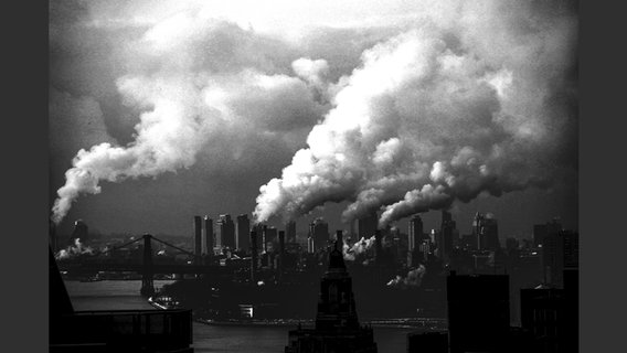 Foto aus dem Bildband "City Visions": Skyline von New York mit viel Rauch aus Schornsteinen © Peter Arnell 