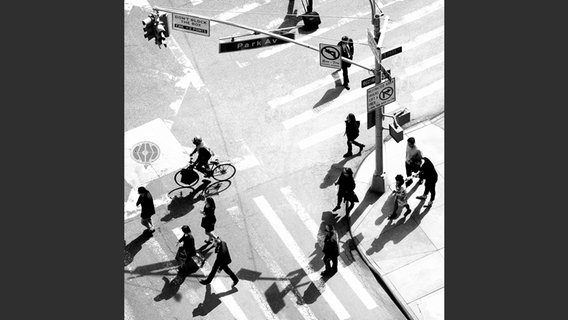 Foto aus dem Bildband "City Visions": Blick von oben auf Menschen, die die Straße überqueren © Peter Arnell 