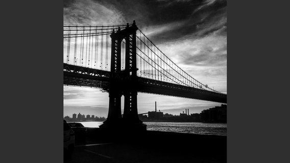 Foto aus dem Bildband "City Visions": Blick auf eine große Brücke in New York © Peter Arnell 