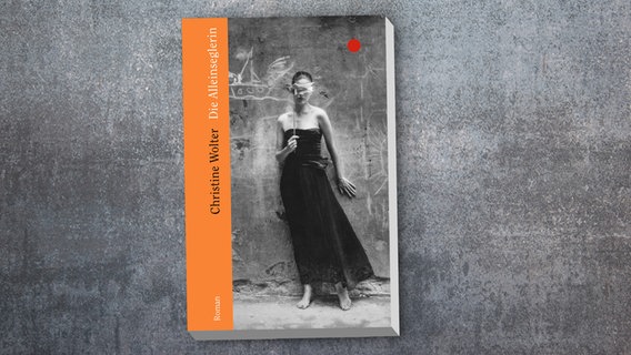 Cover des Buches "Die Alleinseglerin" von Christine Wolter © Ecco Verlag 