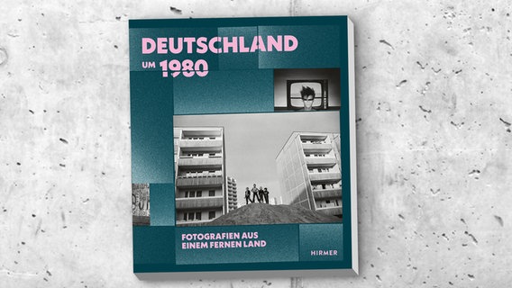 Buchcover: "Deutschland um 1980. Fotografien aus einem fernen Land" © Hirmer Verlag 