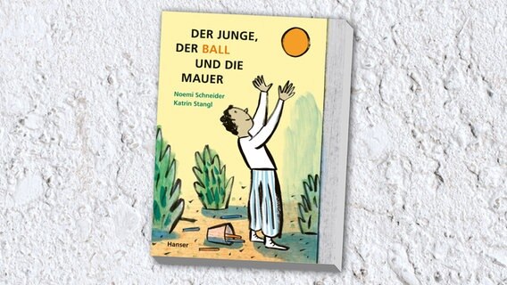 Buchcover: Noemi Schneider und Katrin Stangl - Der Junge, der Ball und die Mauer © Hanser Verlag 