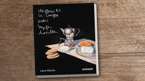 Buchcover: Laura Nitsche - Kaffeemilch Kaffee Keks Topfen Marillen © Hirmer Verlag 