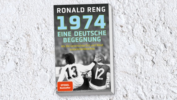 Buch-Cover: Ronald Reng "1974 Eine deutsche Begegnung" © Luchterhand 