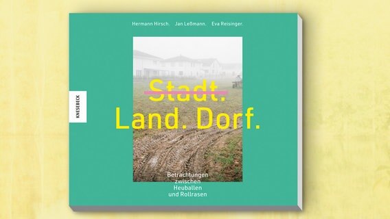 Buchcover: Stadt. Land. Dorf. Betrachtungen zwischen Rollrasen und Heuballen © Knesebeck Verlag 