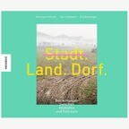 Buchcover: Stadt. Land. Dorf. Betrachtungen zwischen Rollrasen und Heuballen © Knesebeck Verlag 