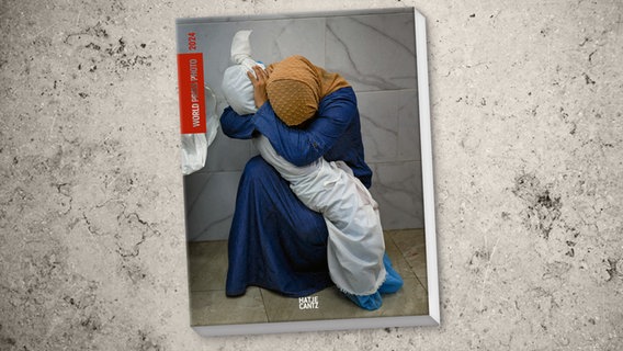 Buchcover: World Press Photo Yearbook 2024 © Hatje Cantz Verlag 