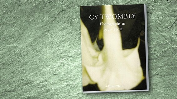 Cy Twombly: Photographs III 1951-2010 (Buchcover) © 2011 Cy Twombly / courtesy Schirmer/Mosel 