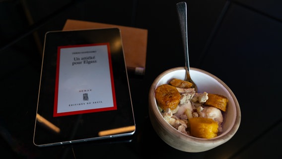 Ein E-Reader liegt neben einer Schüssel mit Essen. © NDR/ Tim Piotraschke 