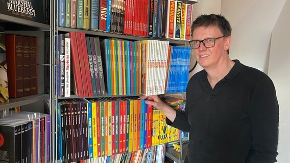 Volker Hamann im Verlag der Edition Alfons © NDR.de Foto: Mathias Heller