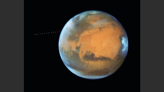 Der Mars und der Mars-Mond "Phobos" © NASA and ESA 