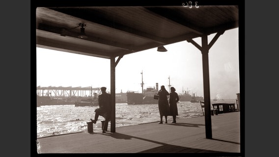 Foto aus dem Bildband "Max Halberstadt. Der Fotograf": Hamburg: Blick auf die Elbe an den Landungsbrücken © Hirmer Verlag 