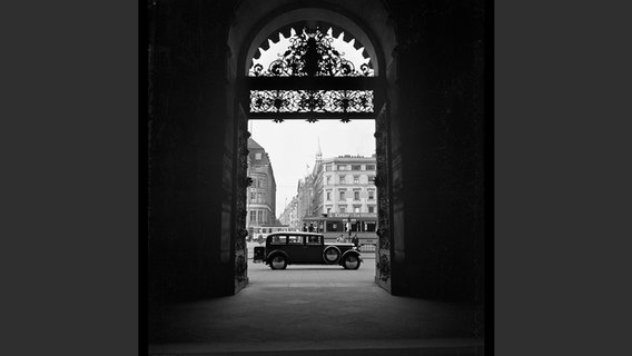 Foto aus dem Bildband "Max Halberstadt. Der Fotograf": Blick durch das Portal des Hamburger Rathauses © Hirmer Verlag 