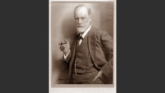 Foto aus dem Bildband "Max Halberstadt. Der Fotograf": Aufnahme eines älteren Mannes, der stehend Zigarre raucht © Hirmer Verlag 