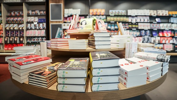 Viele Stapel Bücher auf Tischen und in Regalen einer Buchhandlung. © picture alliance/dpa/dpa-Zentralbild Foto: Jan Woitas