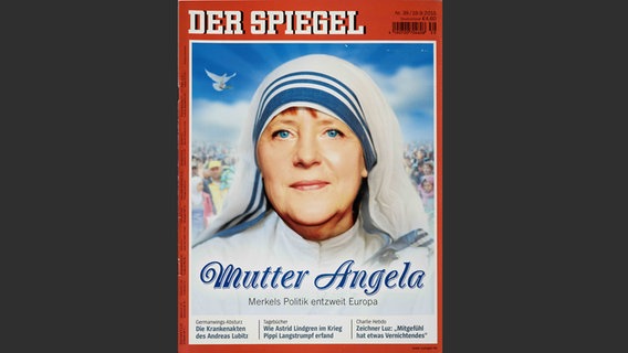 Foto aus dem Bildband "Mama": Angela Merkel mit weißem Kopftuch auf dem Titelbild des "Spiegel"-Magazins © Stiftung Museum Kunstpalast, Düsseldorf Foto: LVR-ZMB - Annette Hiller