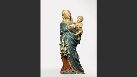 Foto aus dem Bildband "Mama": Statue der Heiligen Maria mit Jesuskind auf dem Arm © Stiftung Museum Kunstpalast, Düsseldorf Foto: ARTOTHEK - Horst Kohlberg
