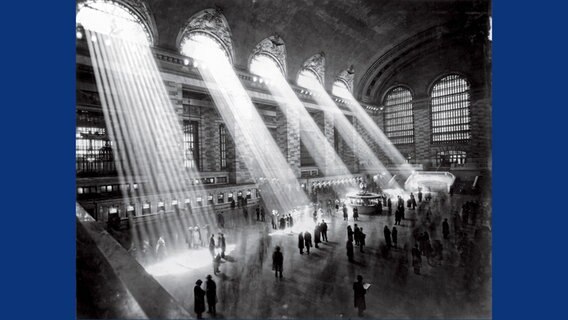 Gleißendes Licht fällt in die ansonsten düstere Halle am Grand Central Terminal, New York; Schwarzweiß-Foto eines unbekannten Fotografen (1929) © Courtesy of the New York Transit Museum Foto: unbekannt