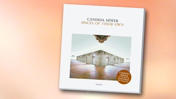Candida Höfer: Spaces Of Their Own (Buchcover) © Schirmer und Mosel Verlag 