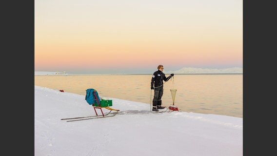 Eine Frau mit Schlitten in Paolo Verzones Bildband "Spitzbergen" © Paolo Verzone/ mare Verlag Foto: Paolo Verzone