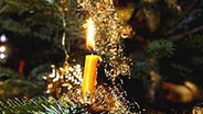 Kerze am Tannenbaum © dpa 