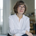 Eine Frau mit weißer Bluse und Brille lächelt in die Kamera © Ullstein Buchverlage 