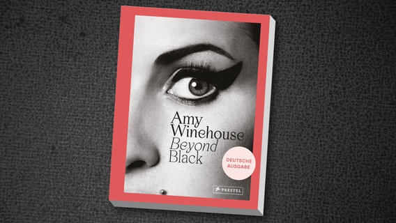 Cover von Naomi Parrys: "Amy Winehouse: Beyond Black" © Prestel Verlag 