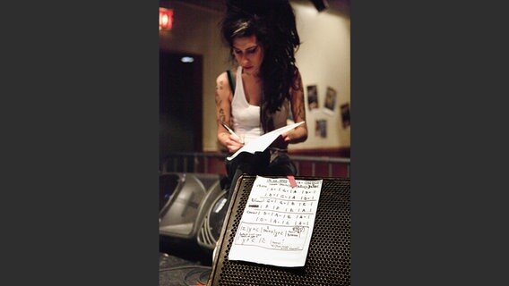 Amy Winehouse macht sich im Tonstudio Notizen. © Jennifer Rocholl 