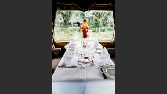Gedeckter Tisch in einem Zug © Christopher Wise, Monisha Rajesh, Zugvögel, Gestalten, 2021 Foto: Christopher Wise