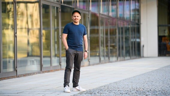 Ein Mann mit Basecap steht vor einer gläsernen Hausfront. © Rowohlt Verlag Foto: Jean-Mark Turmes