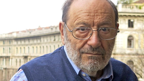 Der italienische Schriftsteller Umberto Eco - Autor des historischen Bestsellers und Krimis "Der Name der Rose", der vor 40 Jahren erschien © Carmen Sigüenza/EFE/dpa +++ dpa-Bildfunk +++ Foto: Carmen Sigüenza