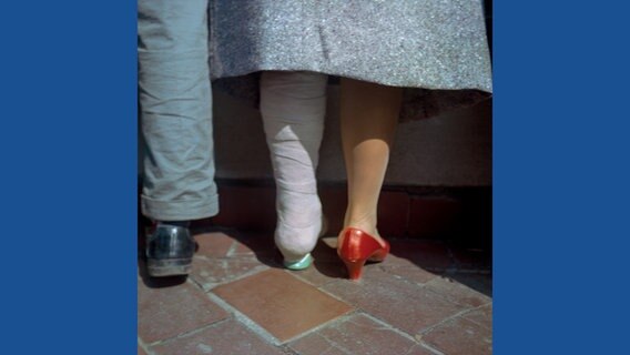 Ein Gipsbein und ein roter Schuh © John Maloof und Howard Greenberg / Schirmer/Mosel Foto: Vivian Maier