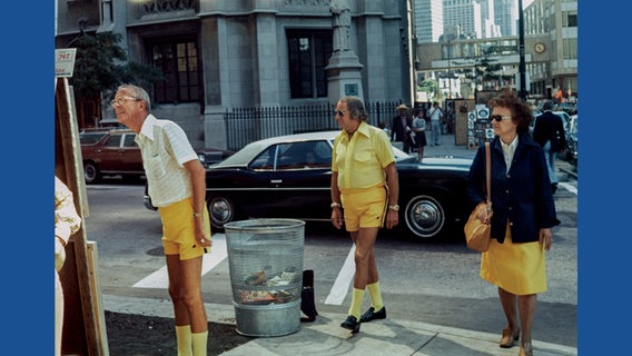 Drei Passanten in Gelb, Chicago, 1975. © John Maloof und Howard Greenberg / Schirmer/Mosel Foto: Vivian Maier